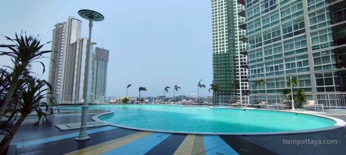 สระว่ายน้ำทรงโค้งวิวตึกแฝด The Twin Tower